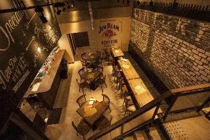 キャッチーな看板とモルタル造形。／写真 2