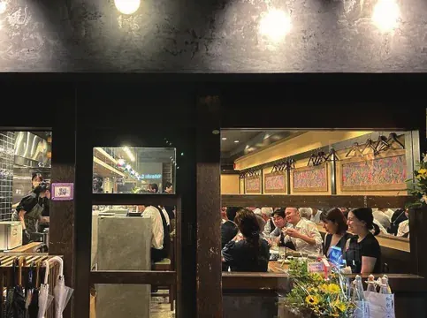黒モルタルが覆うネオ大衆酒場。／写真 2