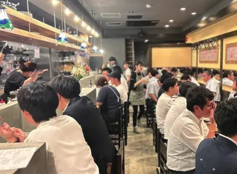 黒モルタルが覆うネオ大衆酒場。／写真 6