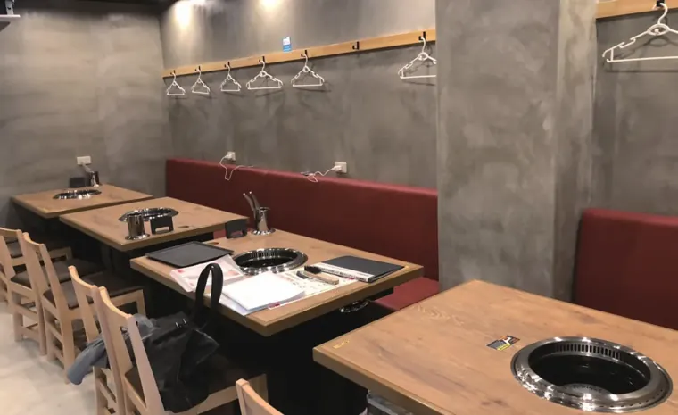 個店を感じさせるカジュアル焼肉店。／写真 2