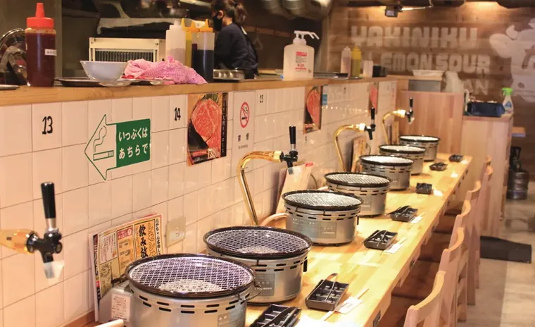 個店を感じさせるカジュアル焼肉店。／写真 3