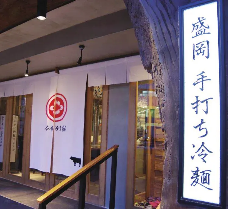 モルタル造形でつくる大木の門。／写真 3