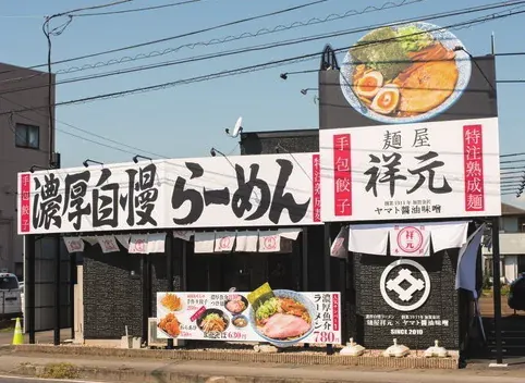 白と黒と商品でシンプルに打ち出し。／写真 3