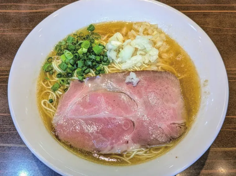白と黒と商品でシンプルに打ち出し。／写真 4