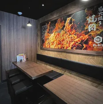 新幹線高架下の直火焼き焼肉食堂。／写真 3