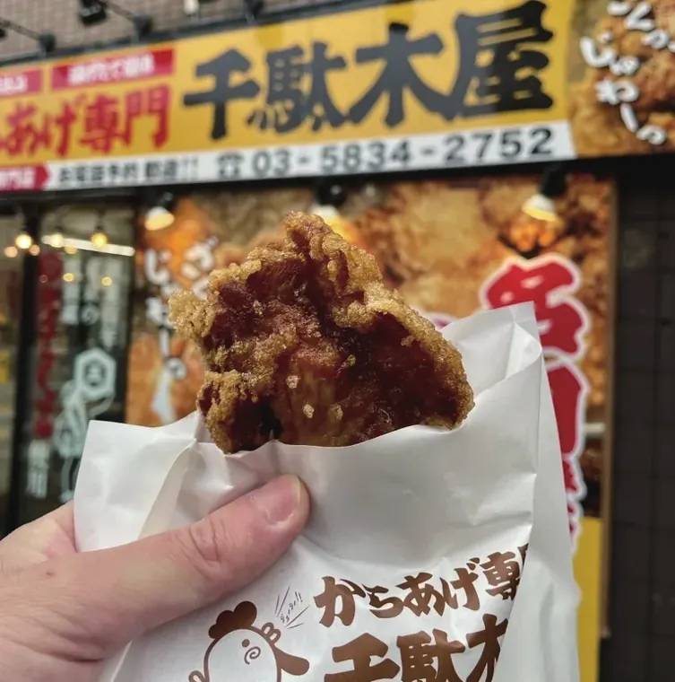 黄色が目を引くからあげ店。／写真 3